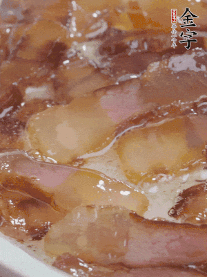 油5成熱，醬油肉煸香。