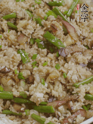 淋一點(diǎn)生抽、蠔油，撒蔥花。