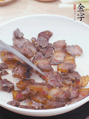 熱鍋少油，醬油肉煸出油脂，盛出。