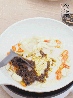 豬油下鍋，爆香蒜片、金字火腿XO醬。