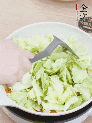 下卷心菜翻炒。