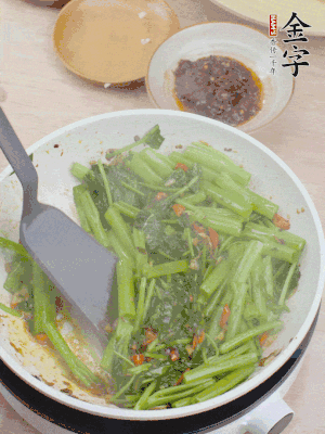 下空心菜炒軟。