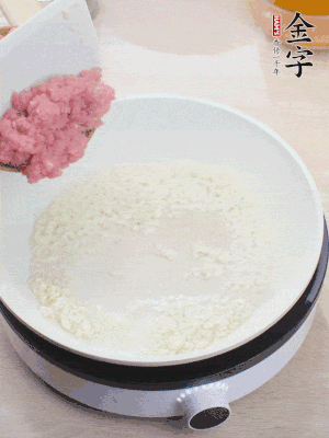 鍋內(nèi)熱油，蒜泥、牛肉泥炒至酥香。