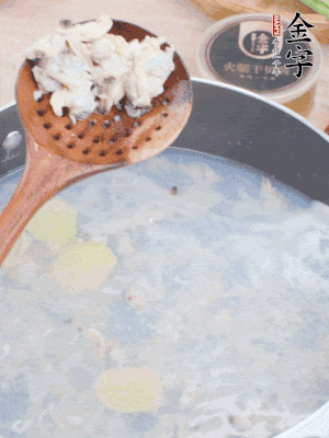 沸水下花蛤肉、姜片、料酒焯水。