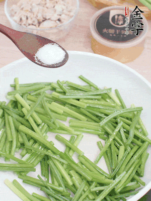 起鍋熱油，下韭菜苔炒至變色。加少許鹽。