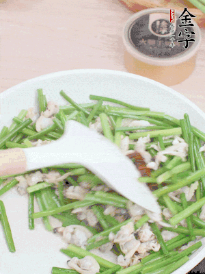 再下花蛤肉、1勺金字火腿干貝醬翻炒攪勻。