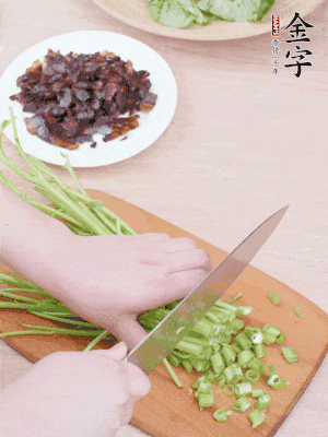 空心菜摘掉葉子，菜梗切成丁。