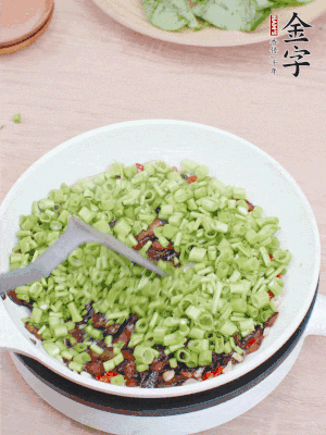 下菜梗翻炒，混合醬油肉。