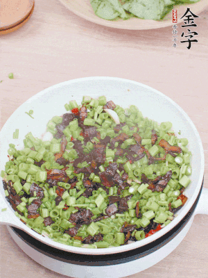 1勺生抽、1勺蠔油、1點點白糖調味。