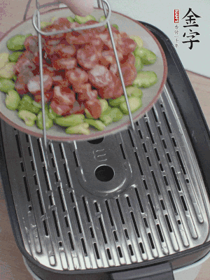 蠶豆鋪底，香腸鋪上，上鍋蒸15分鐘。