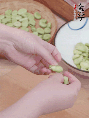 蠶豆剝殼，去掉豆衣，切碎。