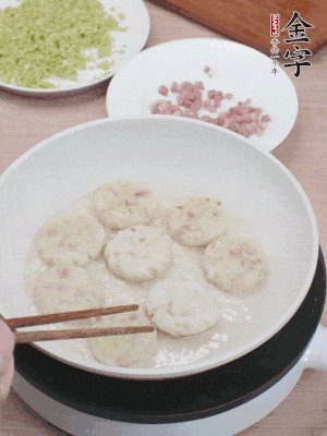 鍋中涼油，慢煎至兩面有脆殼。（油可以多一點(diǎn)）