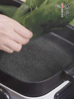 粽葉入沸水煮1分鐘，翻面再煮1分鐘，清洗干凈加水浸泡。