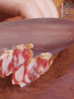 金字香腸斜切成大片。