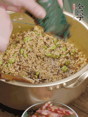 再附一張粽子，一齊向后折疊，線繩捆綁。