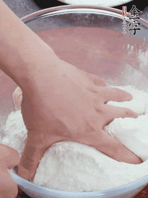 新鮮豬肚以面粉擦洗抓勻。