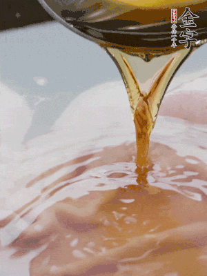 洗凈后冷水下鍋，加黃酒焯水。