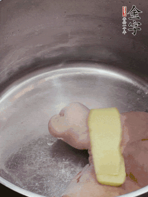 撈出洗凈后，加蔥姜、黃酒二遍焯水。