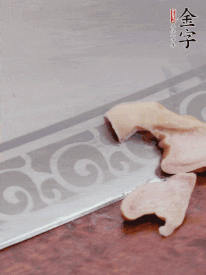 橫向一分為二，均勻切絲。