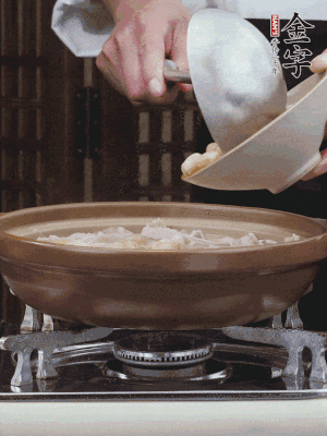 燜煮30分鐘，下花生、紅棗煮5分鐘。（花生提前預(yù)煮15分鐘）