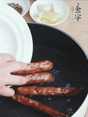 金字香腸水煮15分鐘，撈出切薄片。