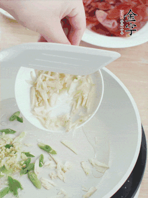 油4成熱，下蔥姜蒜、干辣椒、花椒煸出香味。