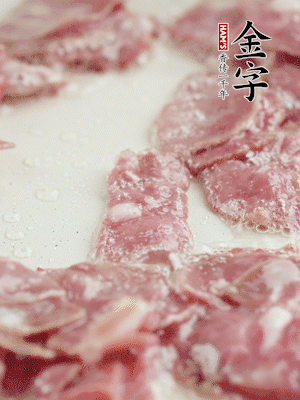 炒鍋熱油，下培根火腿煸炒。