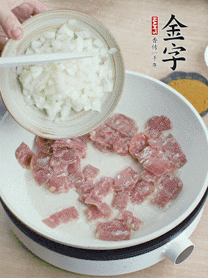 依次下洋蔥、紅菜椒、豌豆粒、玉米粒翻炒均勻。