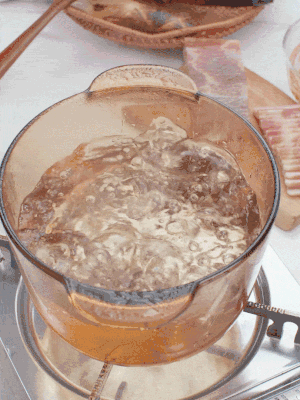 春筍切片焯水3分鐘，去除草酸澀味。