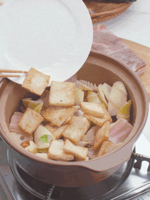 依次下春筍、豆腐，開水沒過食材。