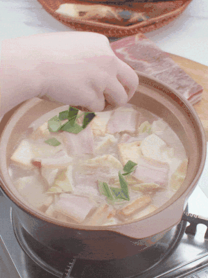 一小撮鹽、糖、雞精調(diào)味，最后撒點蒜葉點綴。