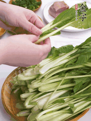 小青菜掰成一片片。