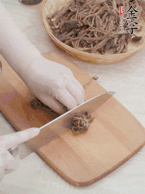 干茶樹菇浸泡過夜，去老根焯水，擠干水份。