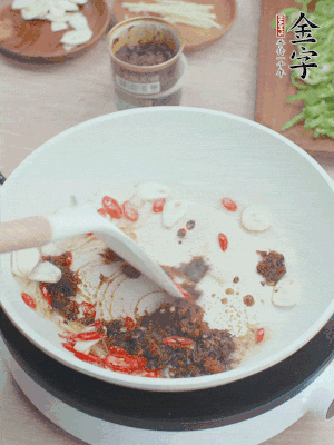 熱鍋涼油，姜蒜、辣椒、金字火腿xo醬炒香。