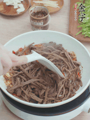 下茶樹菇煸炒4分鐘。