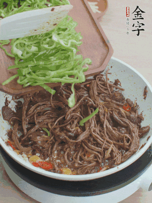 水分煸干，下青椒絲快炒1分鐘。