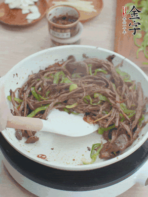 少許鹽調(diào)味。