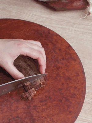 金字臘肉水煮15分鐘，切片。