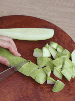 西葫蘆去籽縱向切成4份，斜切成厚片。