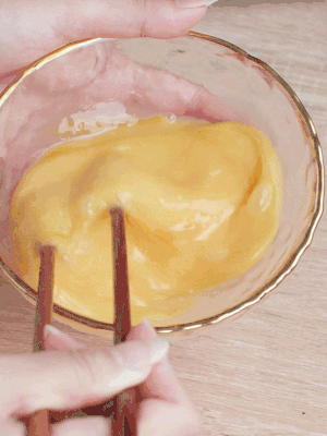 雞蛋調(diào)入少許黃酒打散。