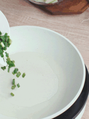 熱油下臘肉、蔥花煸炒，再下西葫蘆。