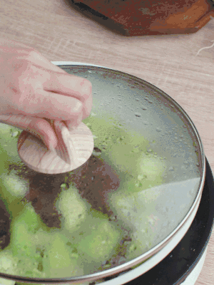 西葫蘆略出水時，加一小撮鹽調(diào)味。