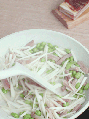 下茭白絲、青豆翻炒。