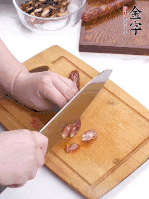 干香菇泡發(fā)切片，金字香腸切片，春筍切大粒。