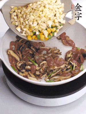 鍋里熱油，爆香蔥白，下香腸片炒至微微出油，加時(shí)蔬粒、香菇粒、春筍粒翻炒均勻。