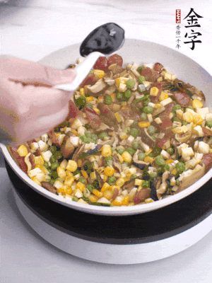 加2勺生抽、1勺蠔油、半勺老抽調(diào)味。