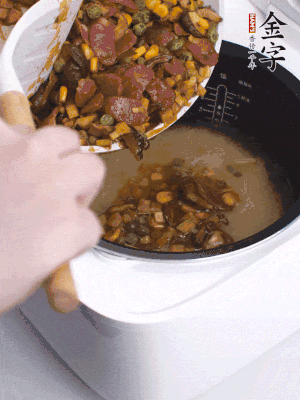 鋪在洗好的大米上，加清水，與食材持平。