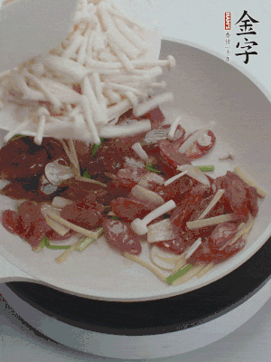 放白玉菇、青紅辣椒、雞蛋。