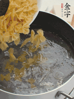 蝴蝶面加橄欖油煮熟；豌豆焯水30秒。