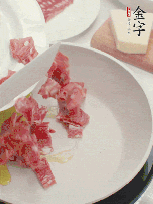 橄欖油煸香金字培根火腿。依次下豌豆、蝴蝶面、洋蔥。